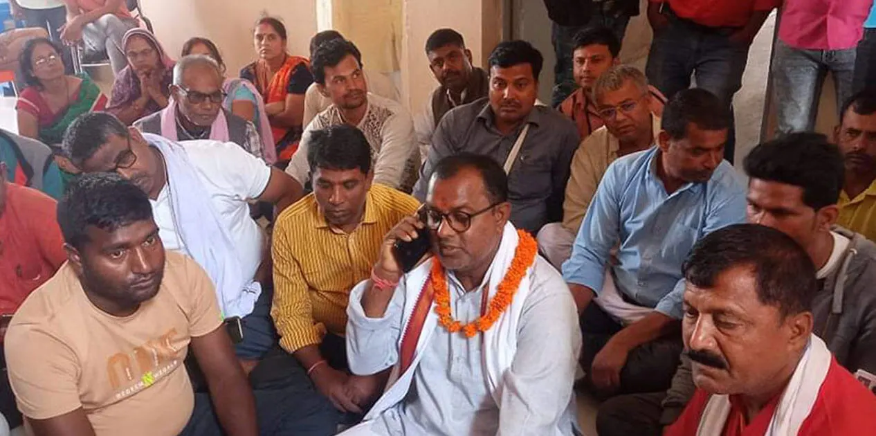 नमुना मतपत्रमा चुनाव चिह्न नराखिएको भन्दै स्वतन्त्र उम्मेदवारको धर्ना